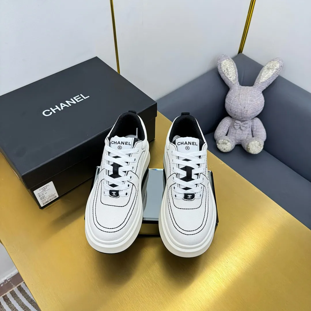 👟👟Ex-factory price 600👟👟 Upgraded version, upgraded version, upgraded version! No rebuttal accepted! ! ! ! Chanel Chanel panda shoes! 2025 counter's top casual sports shoes. This classic design; the upper is electro-embroidered with a variety of techniques; the outsole is fashionable and sporty; the unusual inclusion of a variety of color matching elements... The diversified mix and match is very good-looking and versatile, and can be used for leisure, fashion, sports, and outdoor... ꫛꫀꪝ Go➫ Materials: ❶Upper made of: original imported first-layer silk cowhide + original waterproof cloth + original first-layer cowhide ❷Inner lining: Original Yangli+Net ❸Outsole based on: Original TPU combination outsole Counter boutique packaging complete set for women 35–41 👉 👉